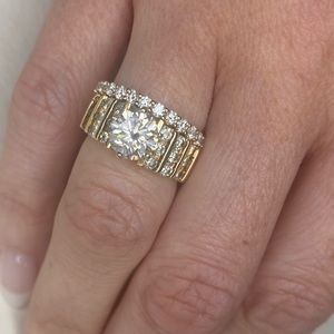 14K YELLOW GOLD MOISSANITE & DIAMOND RING SET.